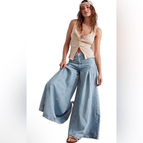 NWT FREE PEOPLE WE THE FREE PANDORA WIDE LEG JEANS 💙💙